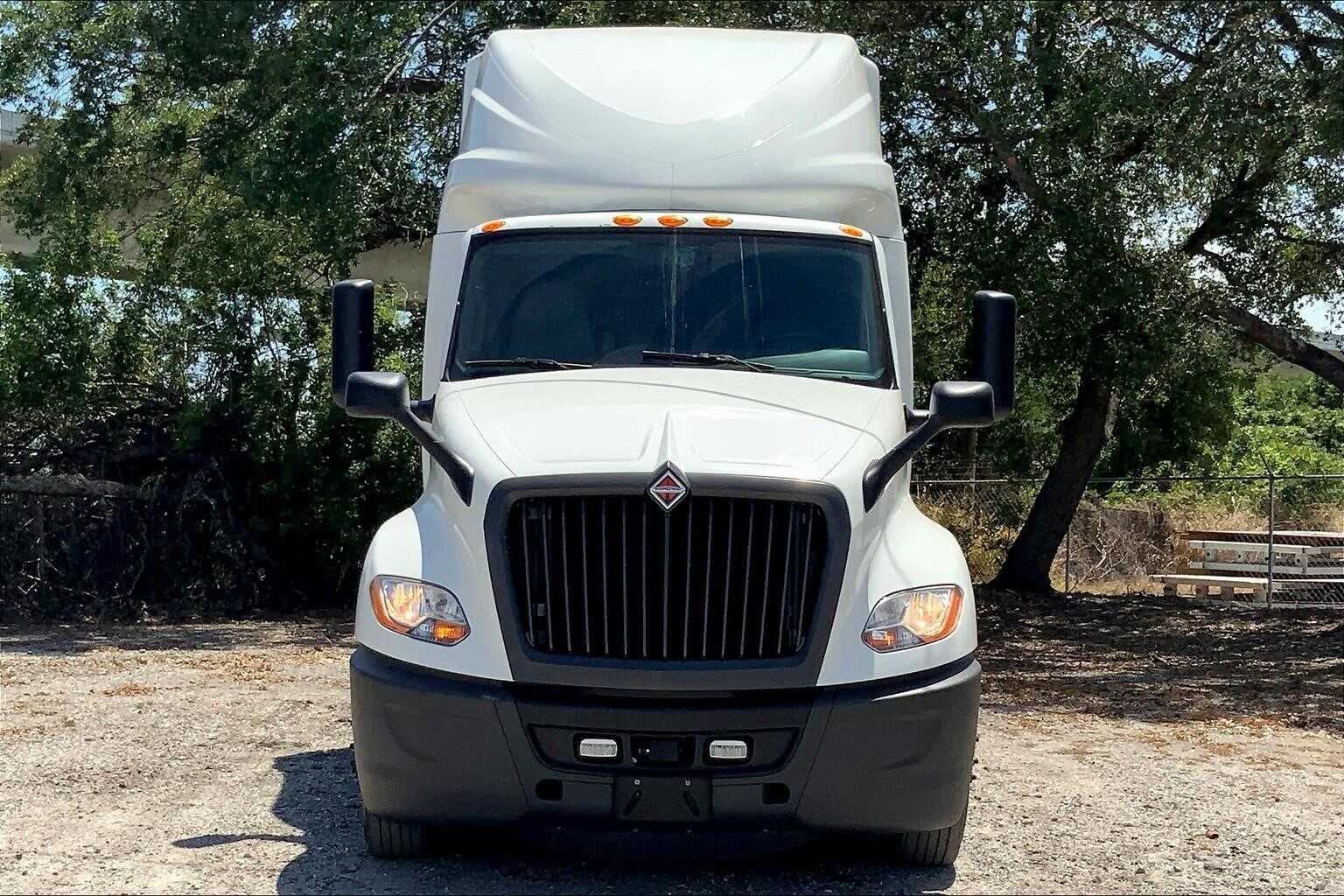 2021 International LT625 image 1