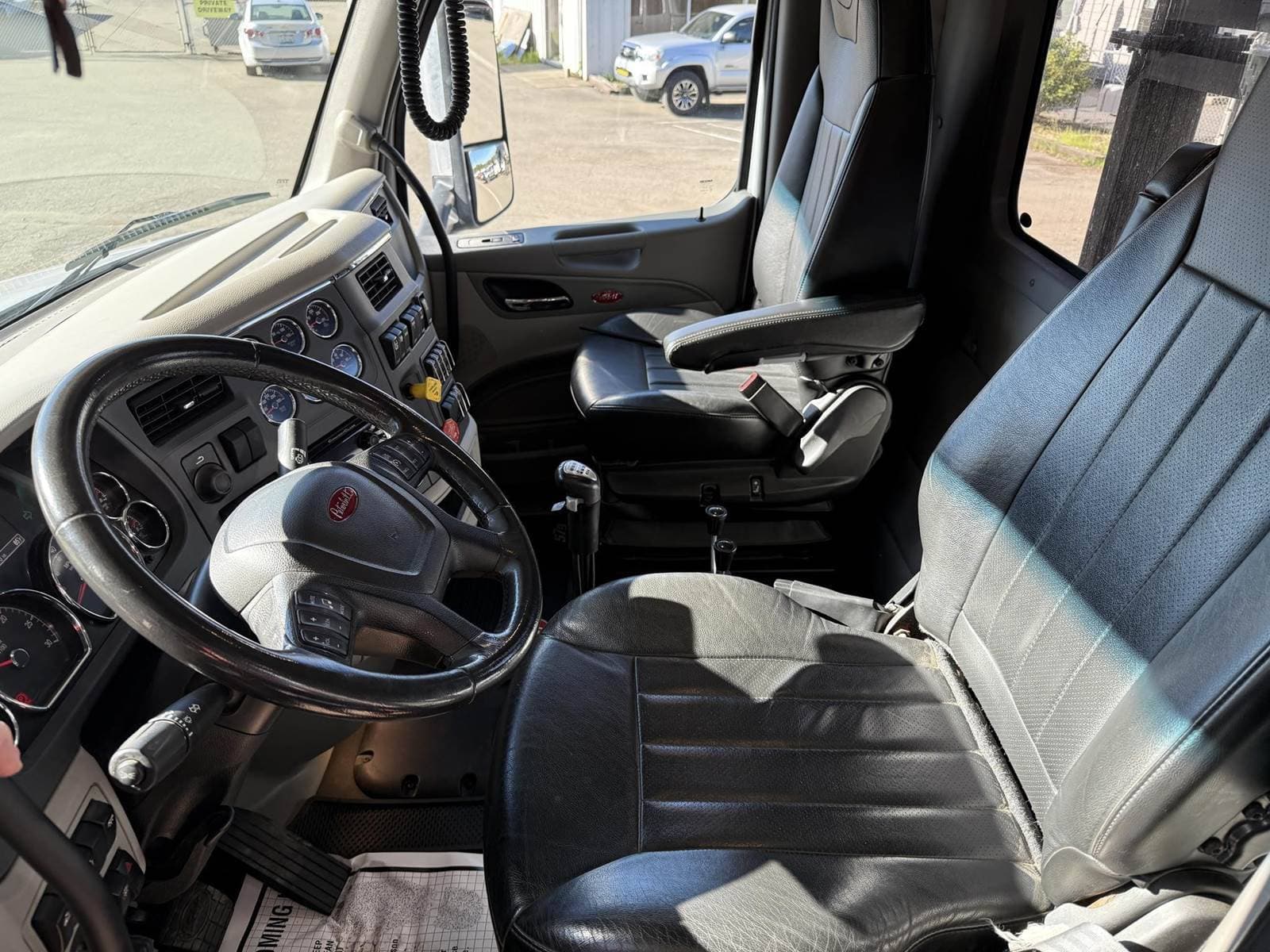 2019 Peterbilt 579 image 12