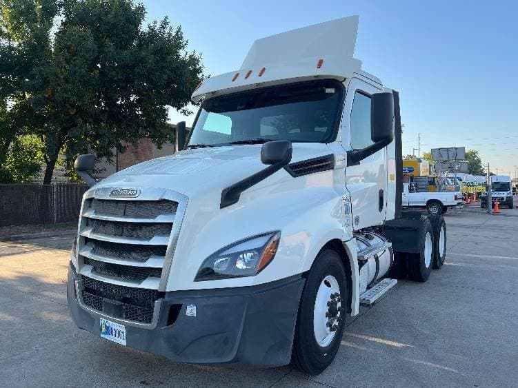 2019 Freightliner Cascadia 126 Day Cab Truck - 435HP, 12 Speed Automatic image 3