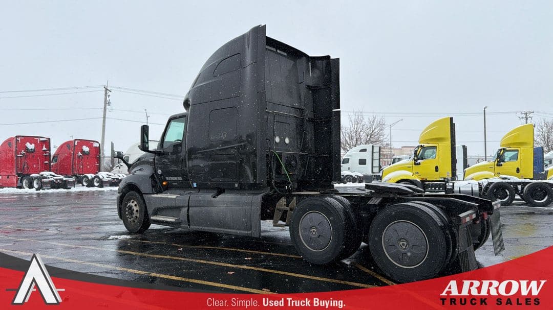 2022 International LT625 image 2