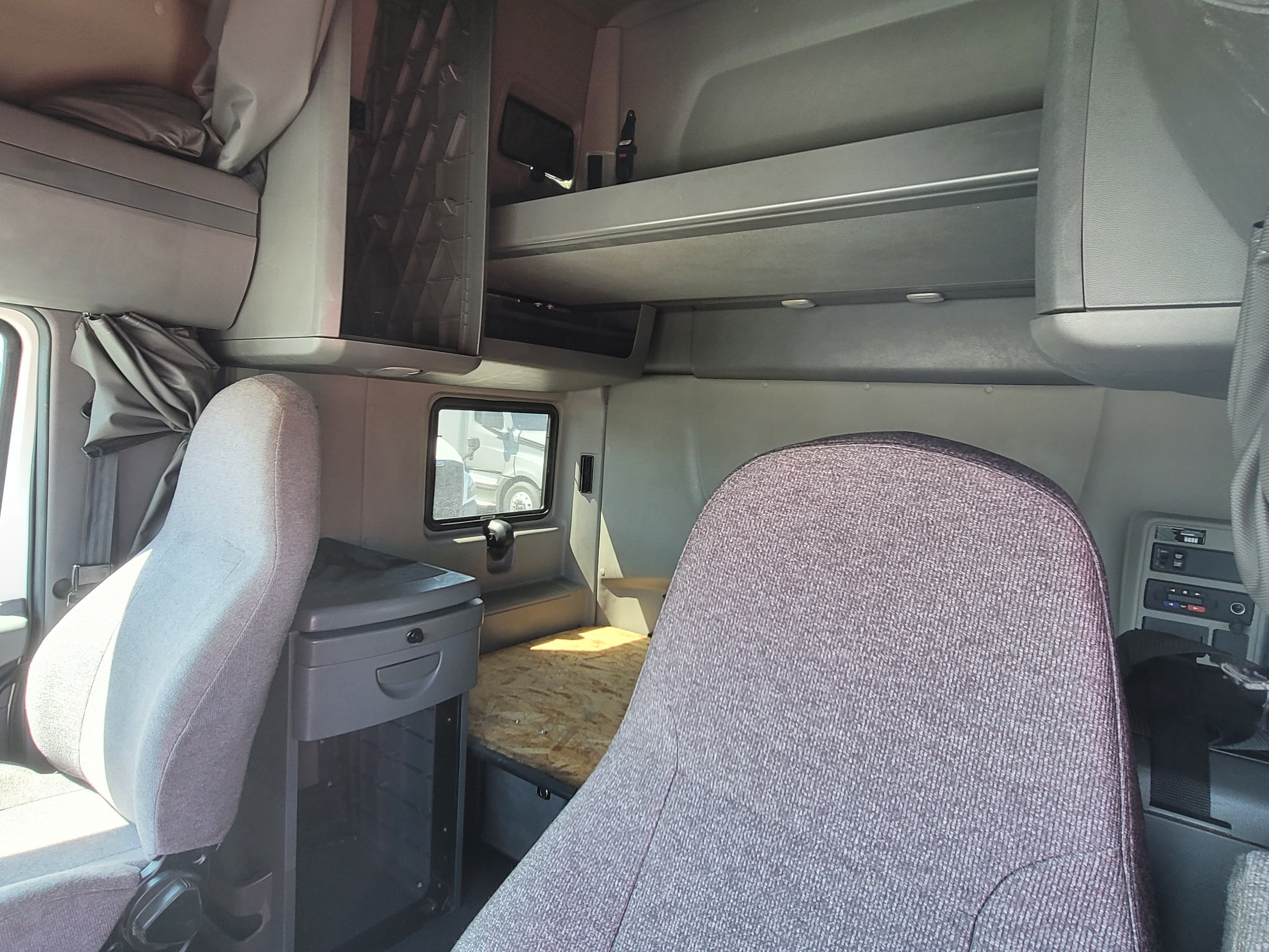 2022 International LT image 8