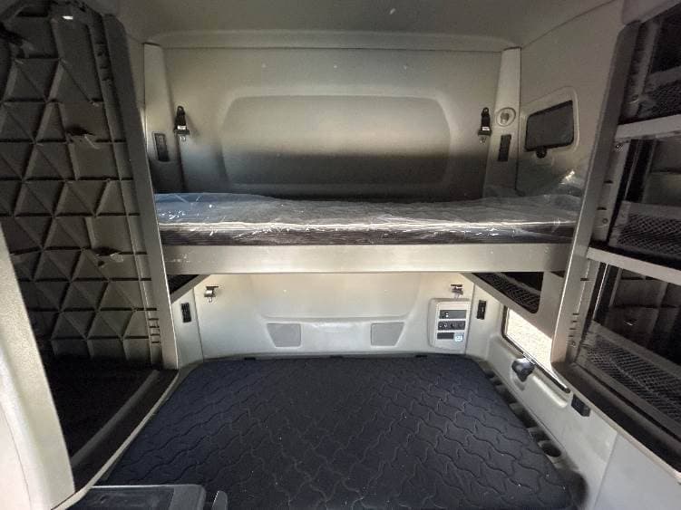 2023 International LT62F image 9