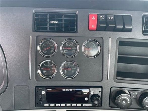 2025 Kenworth T880 image 25