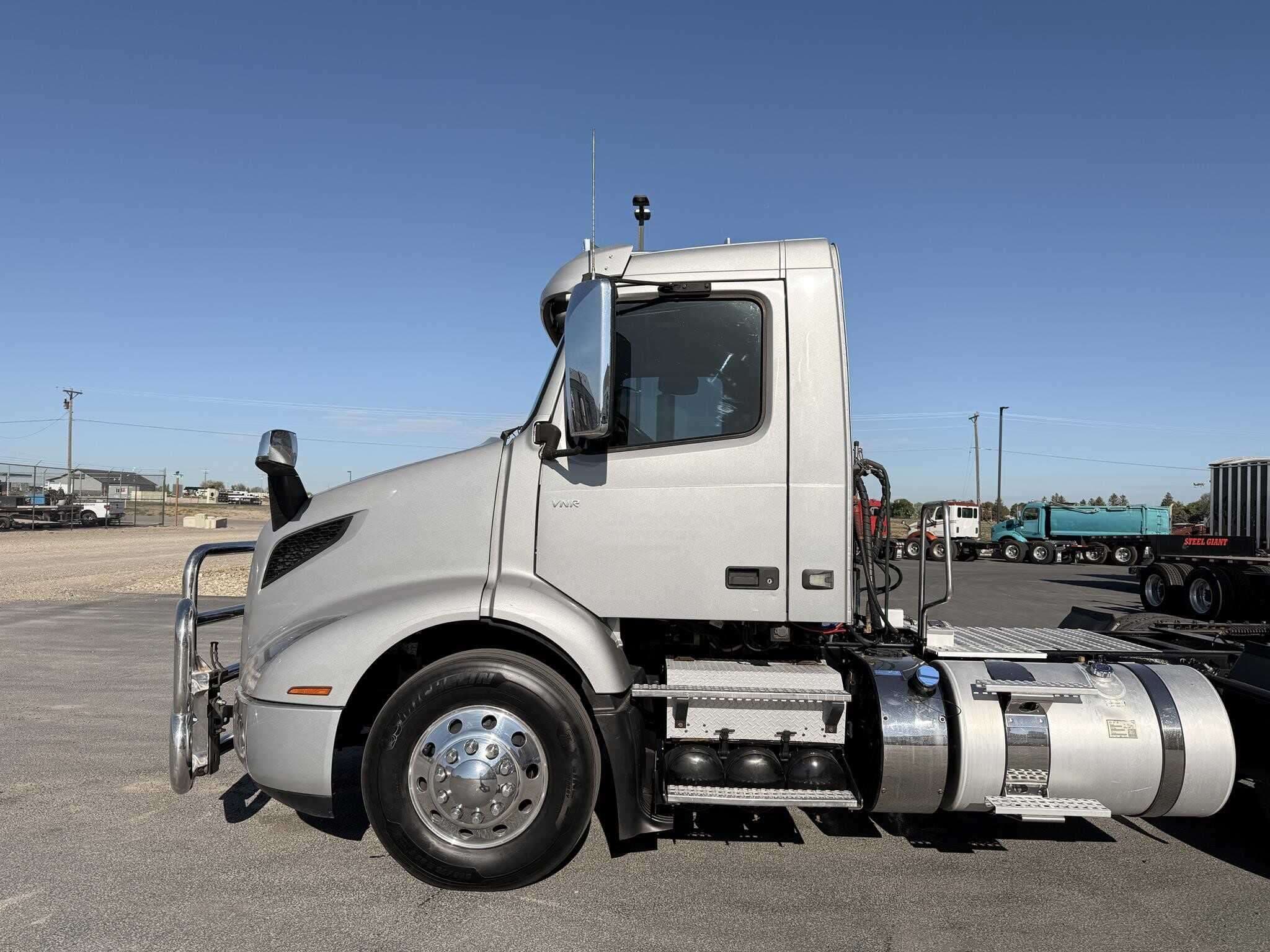 2020 Volvo VNR image 4
