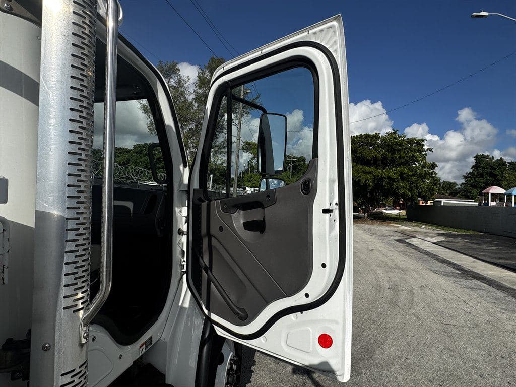 2017 Freightliner M2-106 image 51