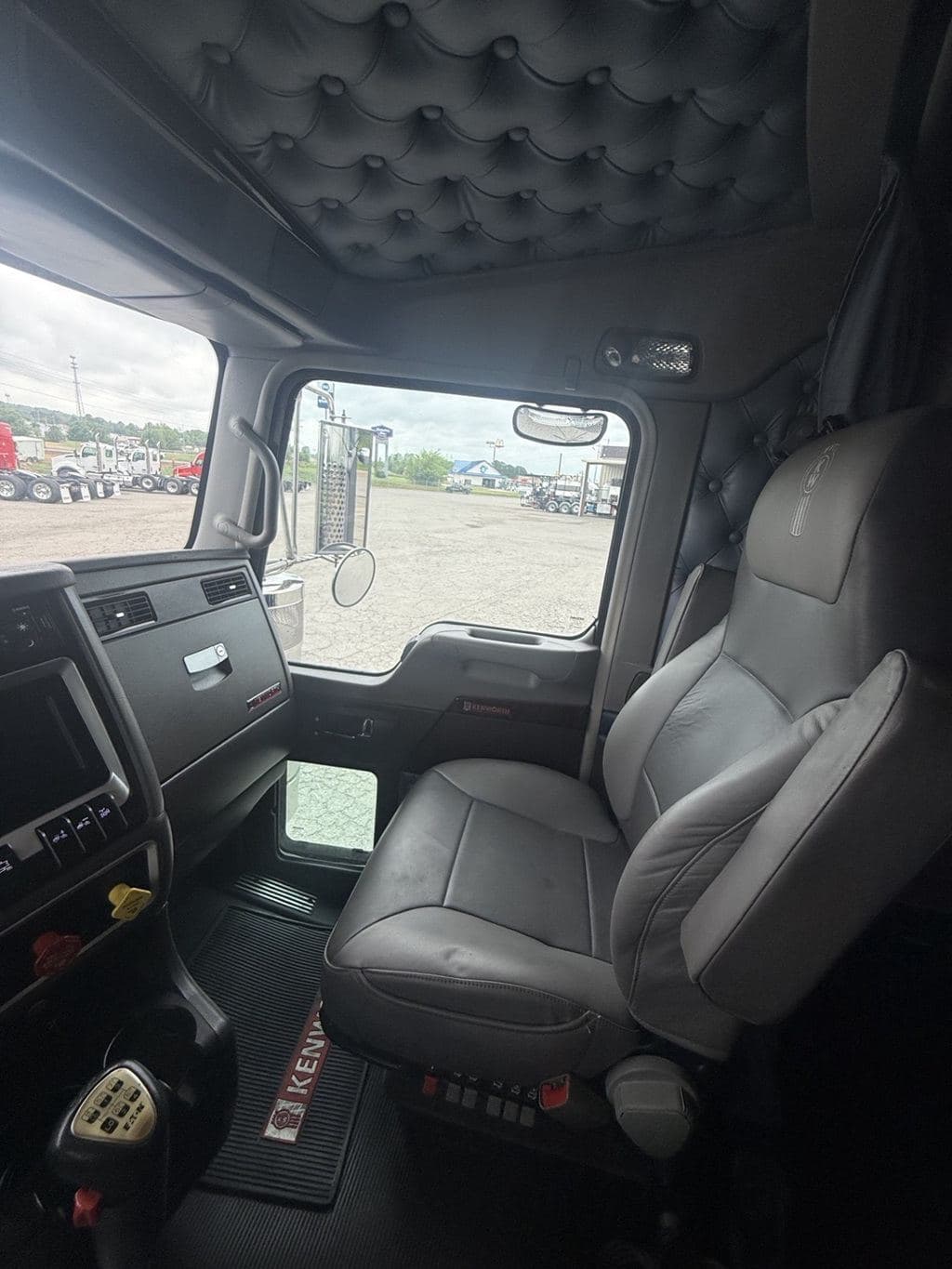 Used 2023 KENWORTH W900L image 23