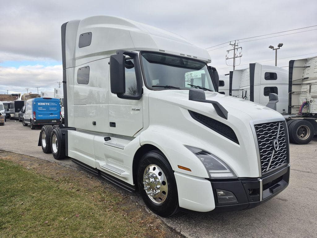 2023 Volvo VNL64T760 image 7