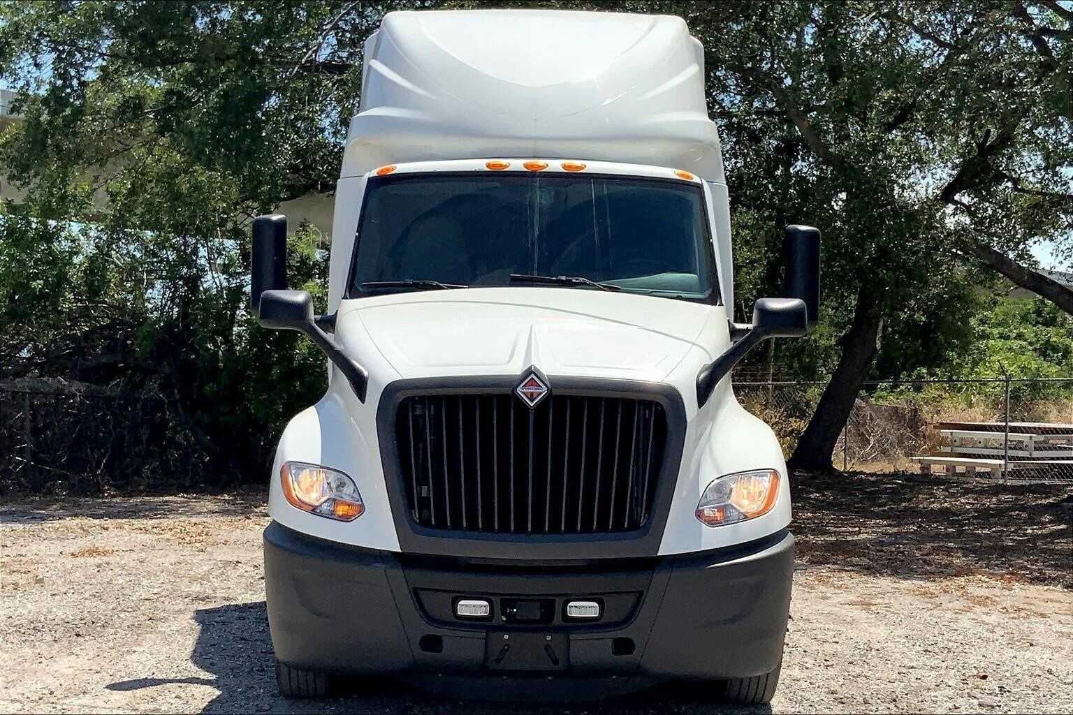 2021 International LT625 image 1