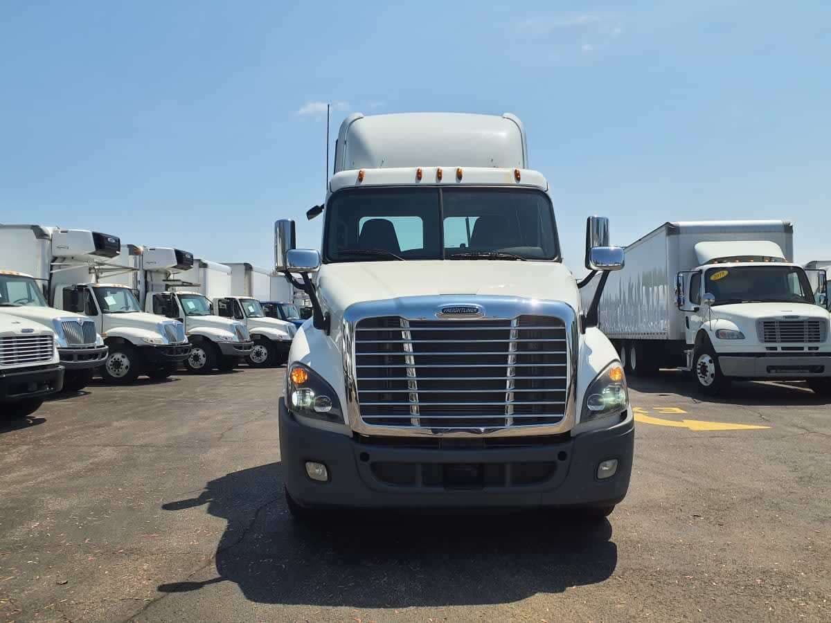 Used 2019 FREIGHTLINER Conventional - Day Cab - CASCADIA 125 image 2