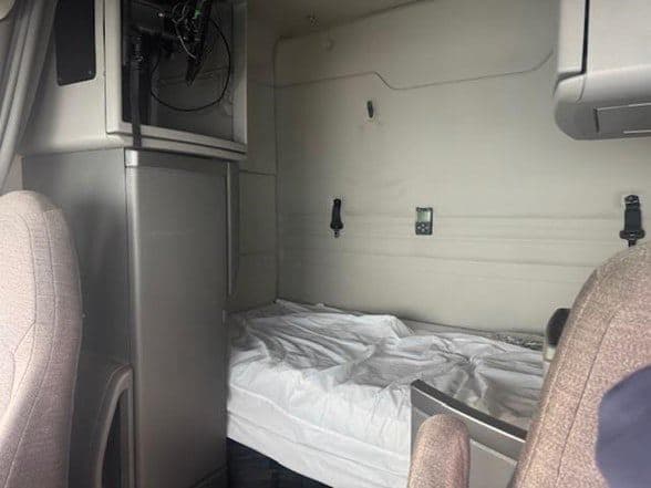 2021 Volvo VNR64T640 image 10