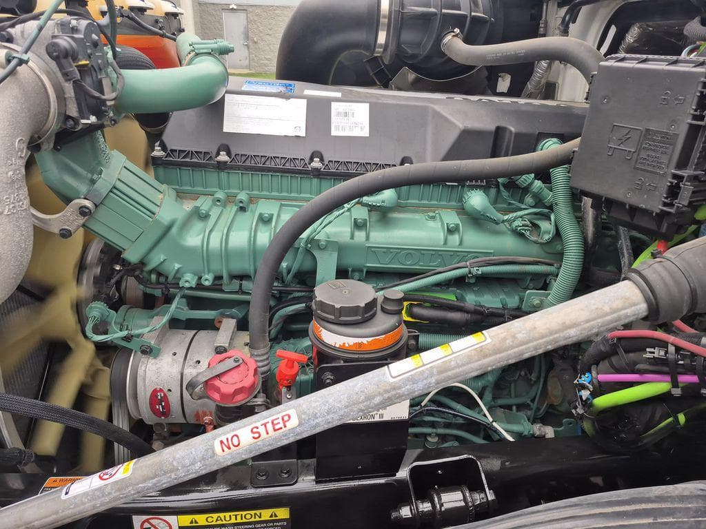 2023 Volvo VNL64T760 image 15