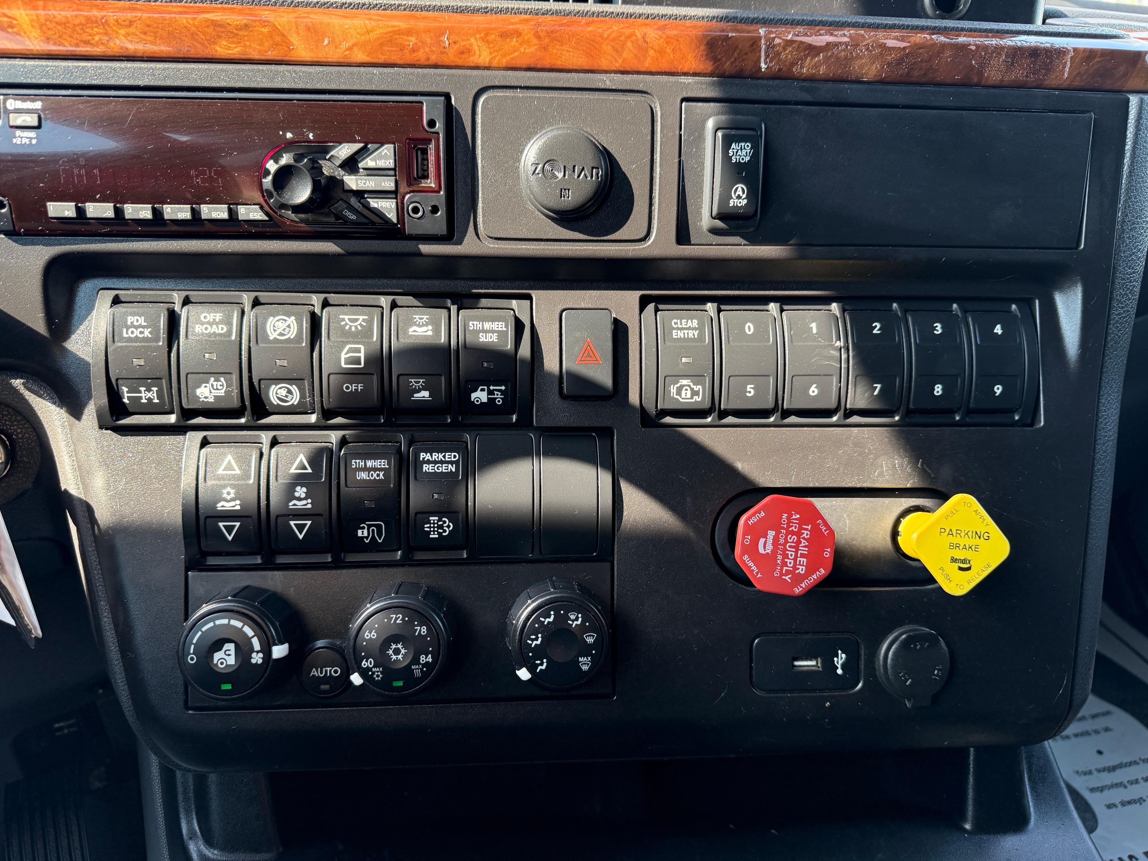 2021 International LT625 image 13