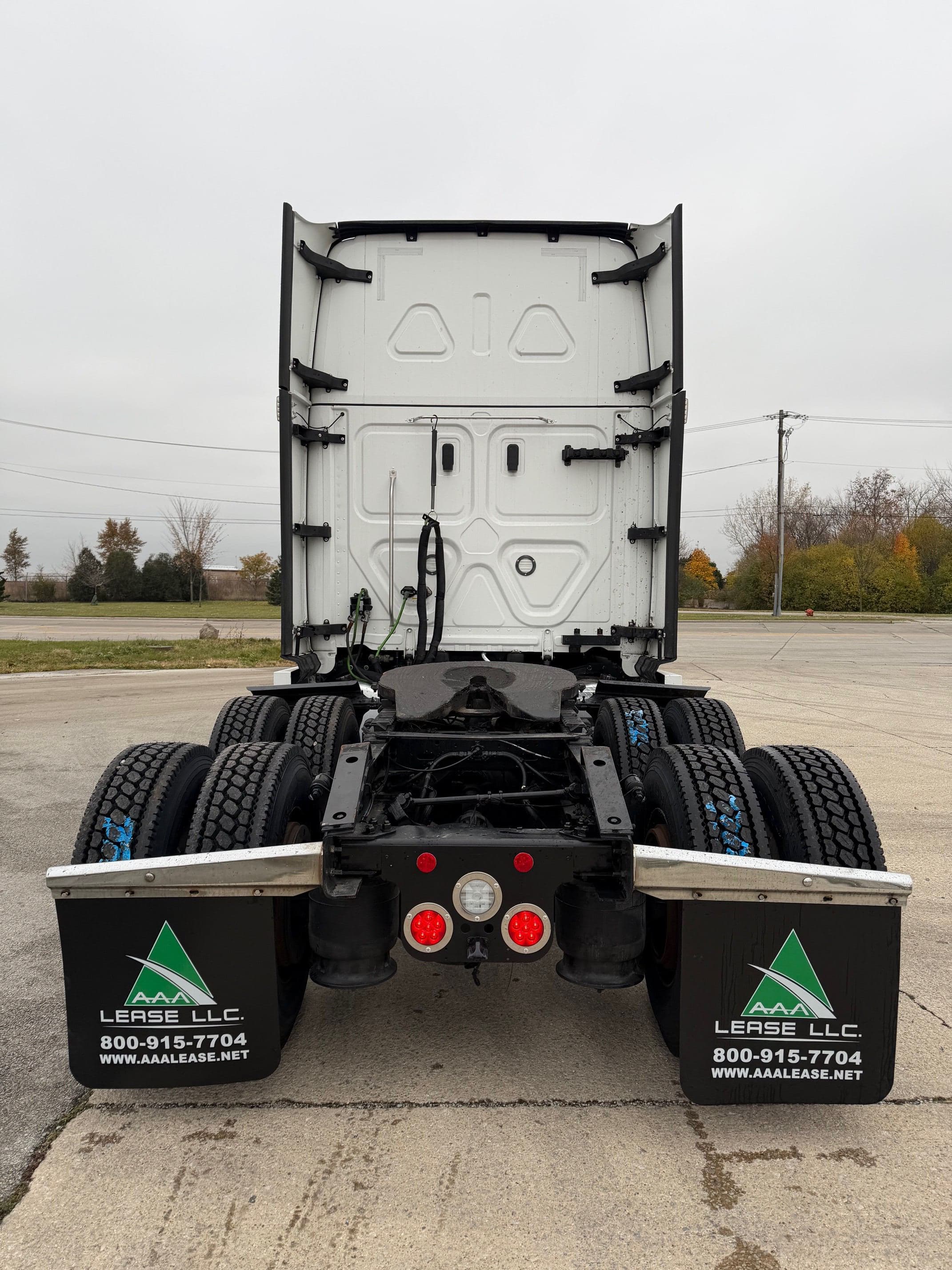 2023 Freightliner Cascadia image 6