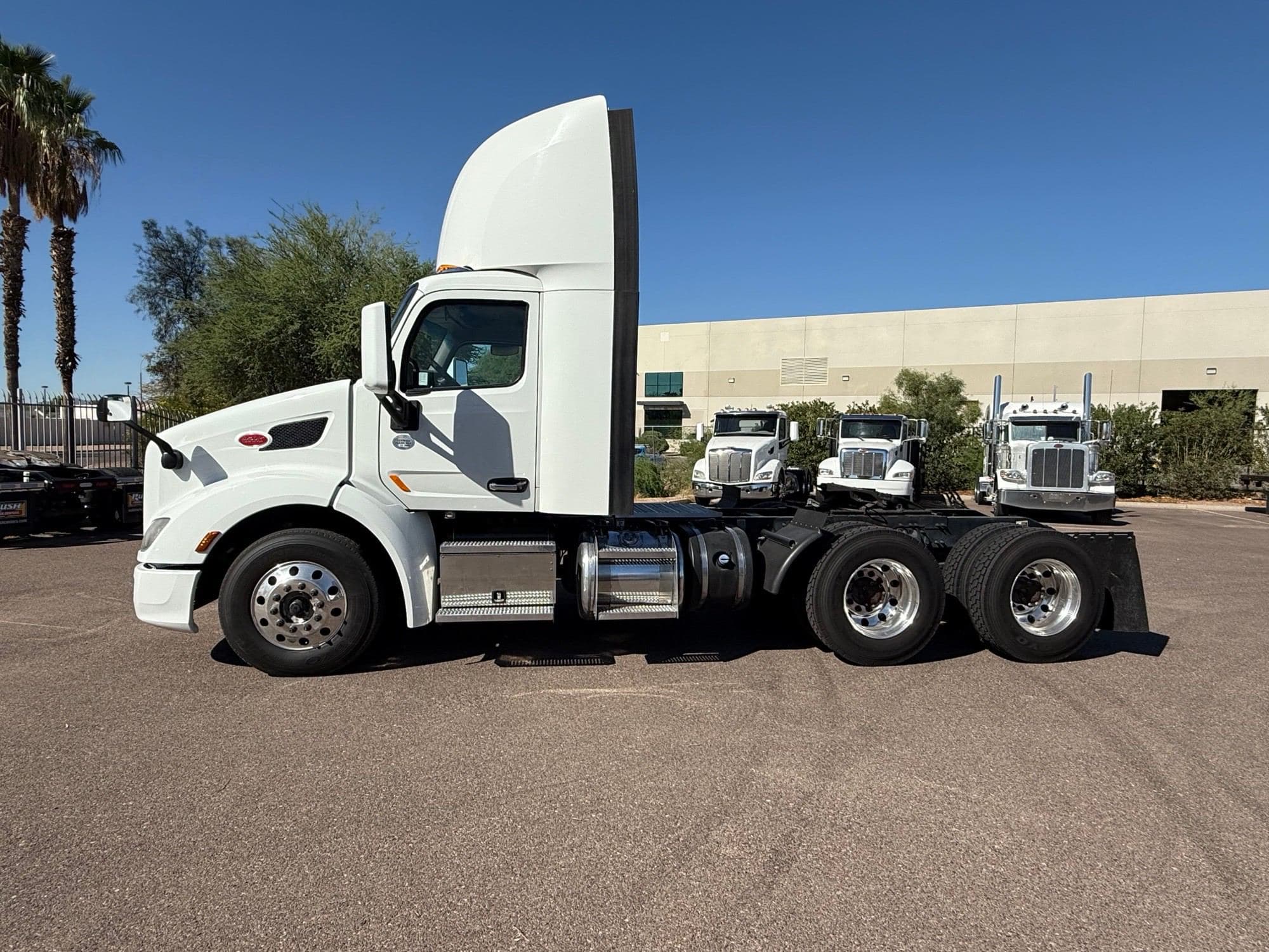 2020 Peterbilt 579 image 2