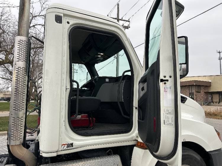 2019 Freightliner Cascadia 126 Day Cab Truck - 450HP, 12 Speed Automatic image 12