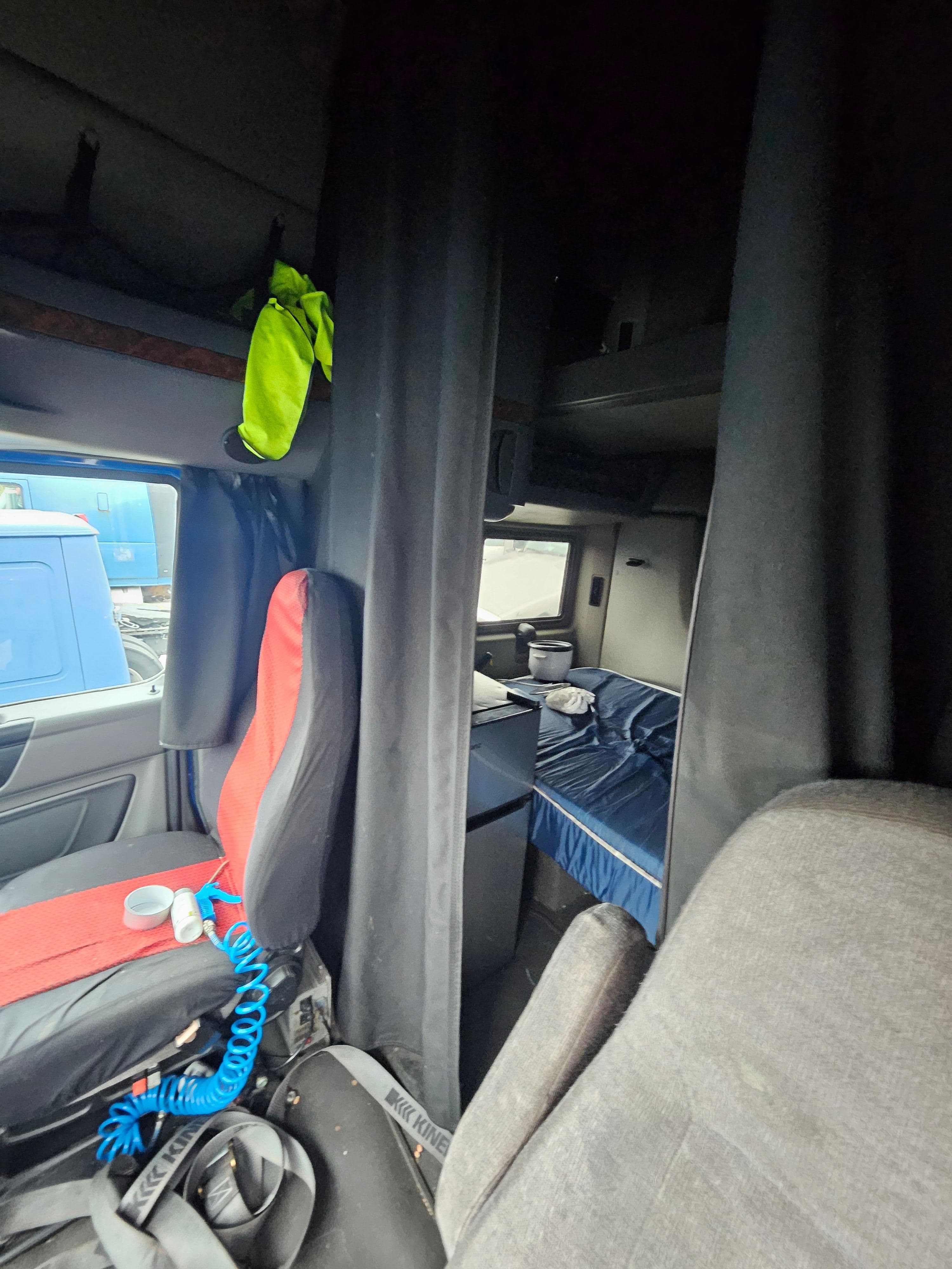 2020 International LT625 image 7