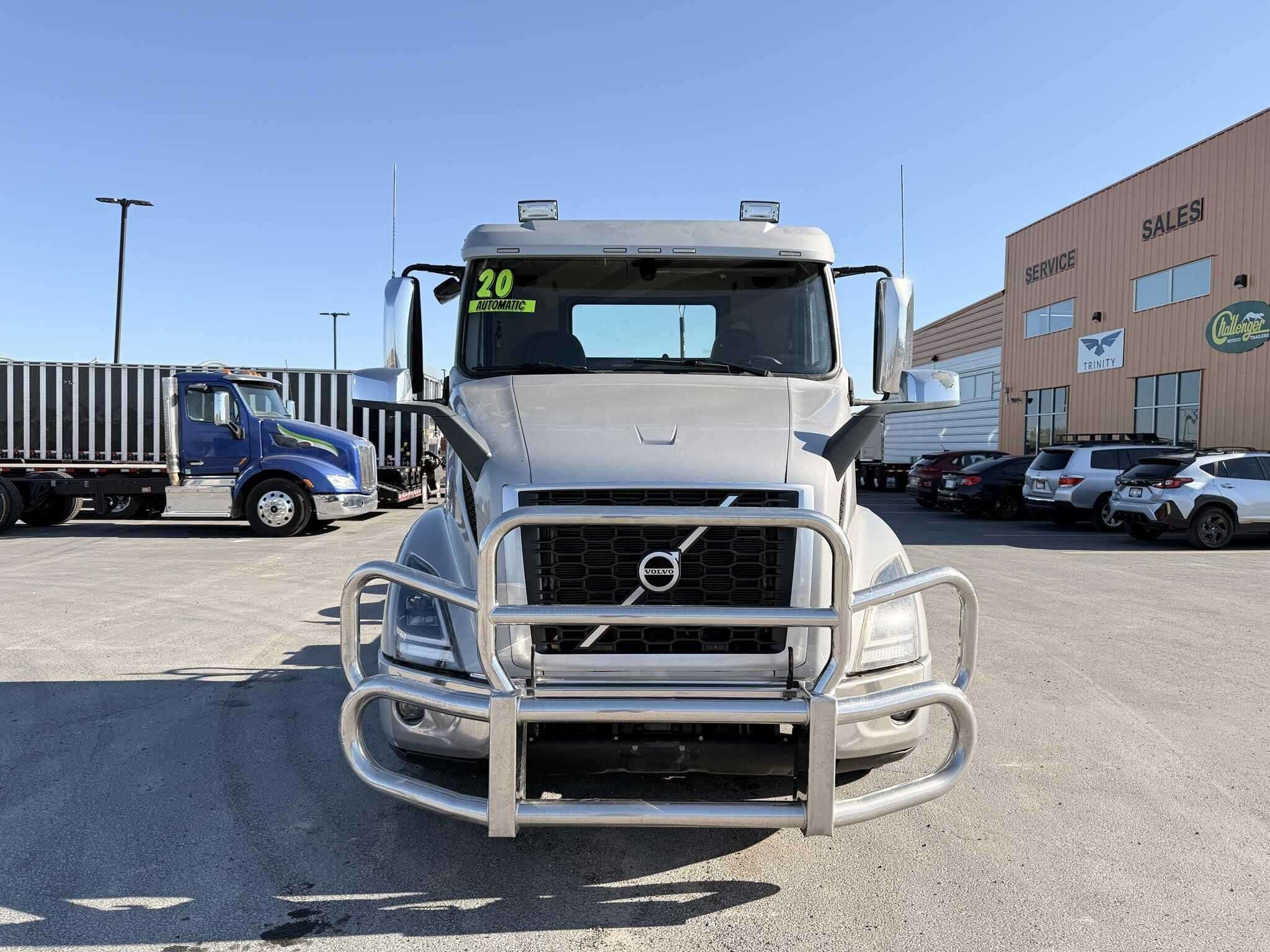 2020 Volvo VNR image 1