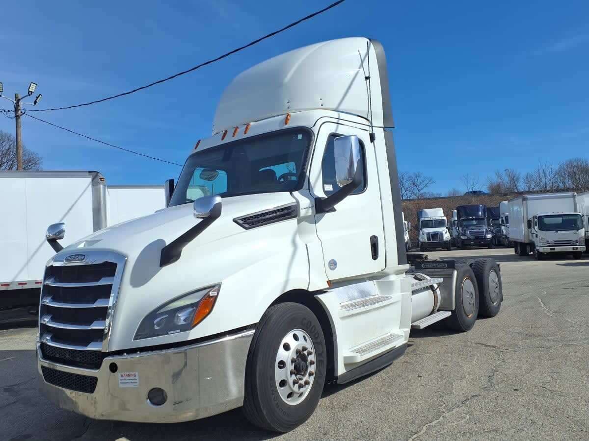Used 2019 FREIGHTLINER Conventional - Day Cab - CASCADIA 126 image 1