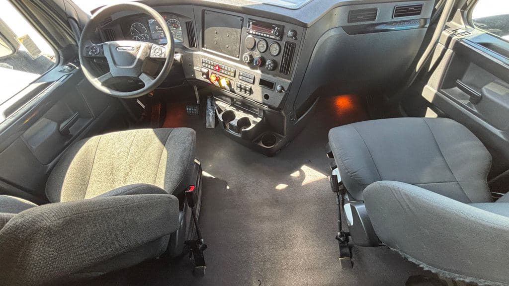 Used 2024 FREIGHTLINER PT126064ST image 17
