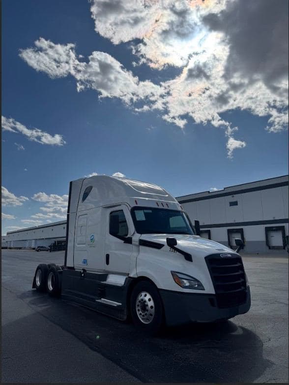 2022 Freightliner Cascadia image 2
