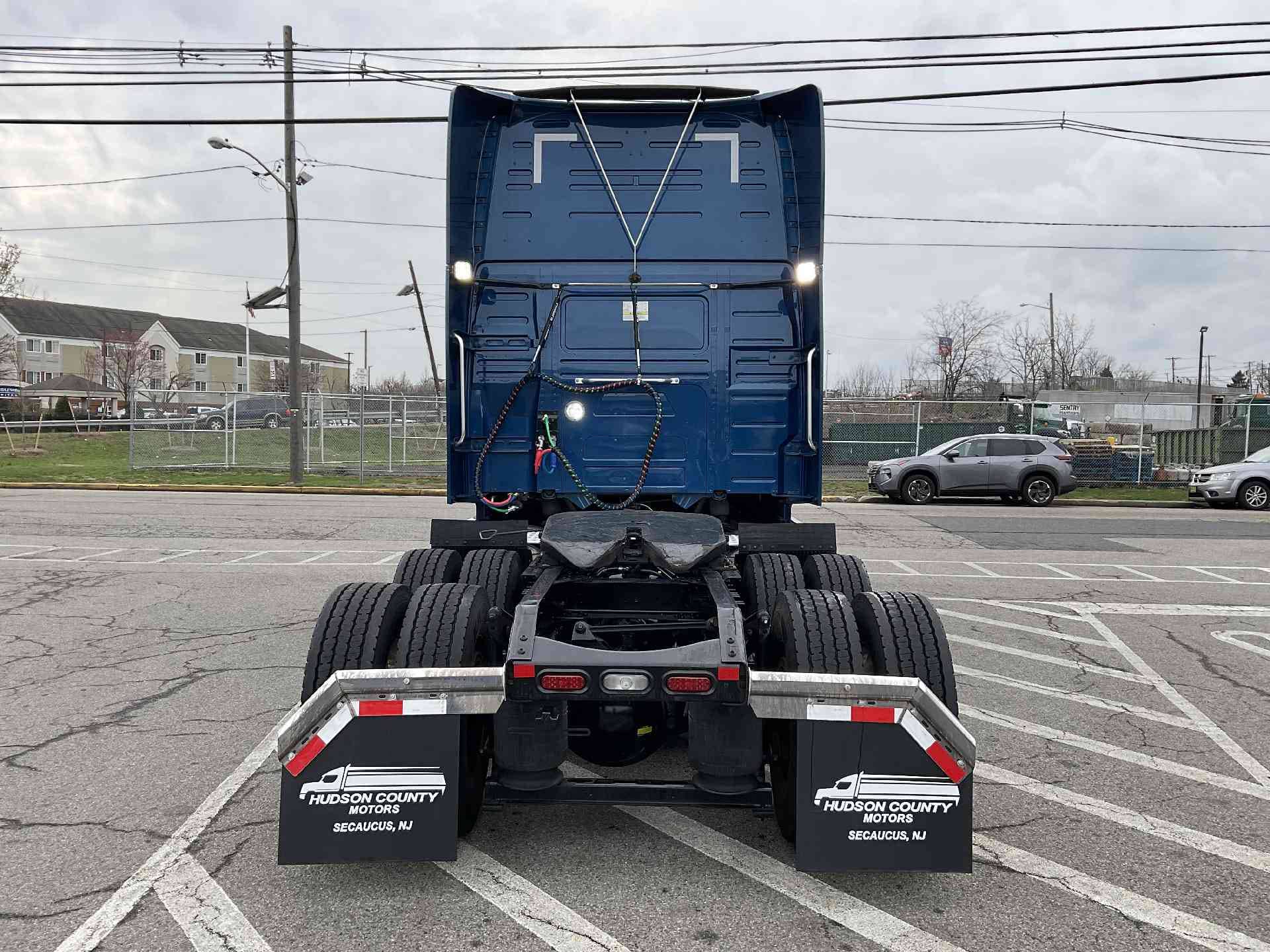 2022 Volvo VNL image 9