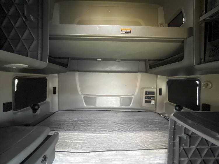 2022 International LT625 image 10