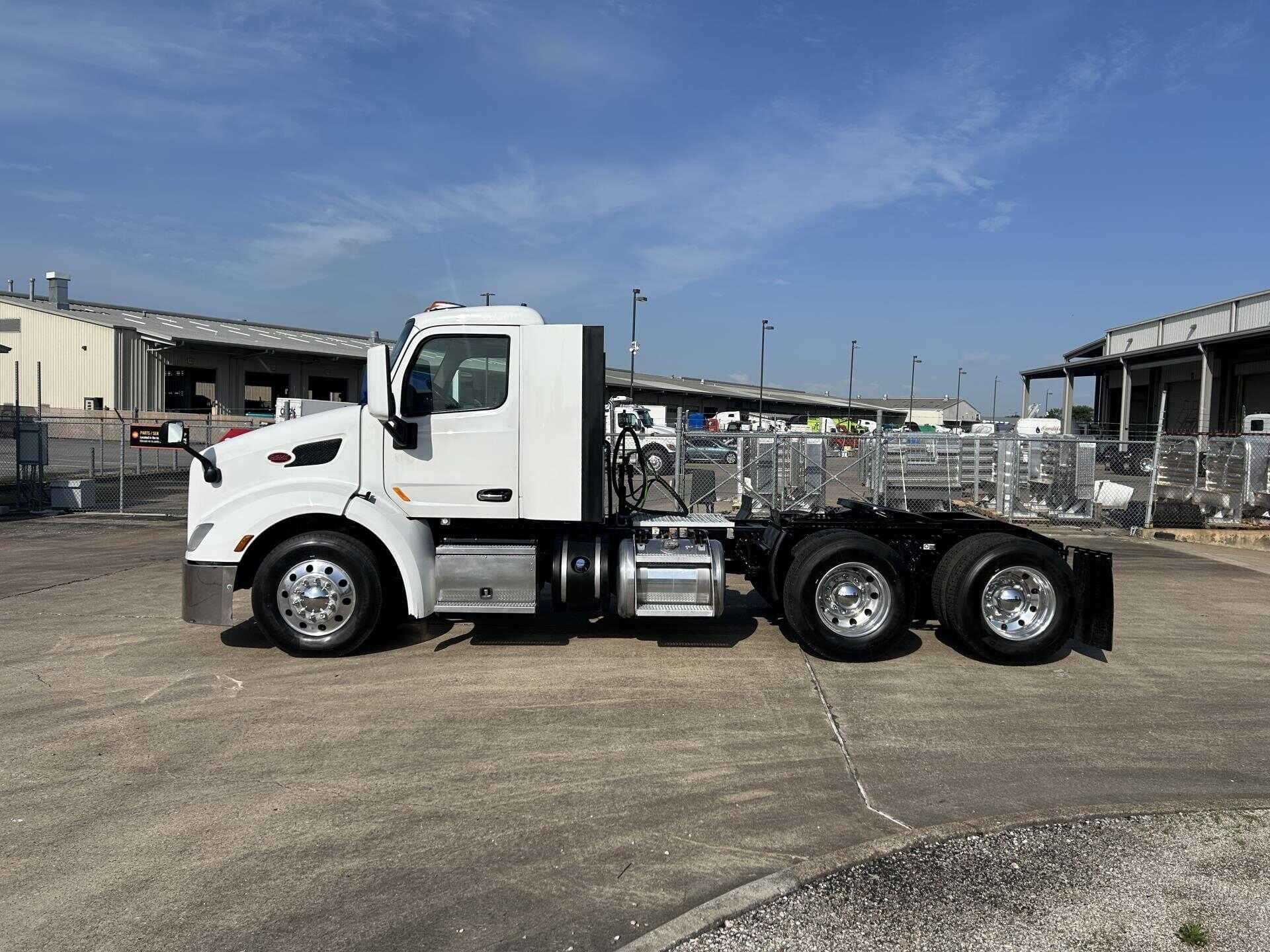 Used 2020 Peterbilt 579 Conventional - Day Cab in Houston, TX image 26