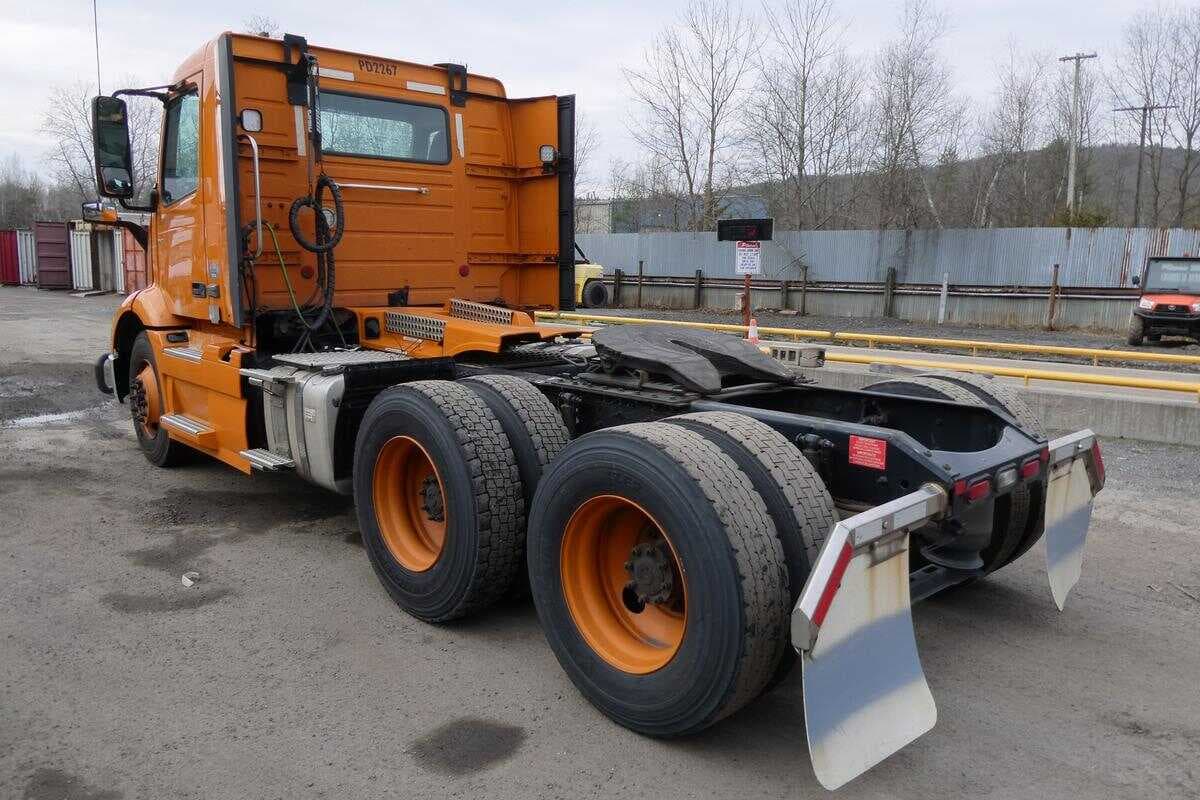 2020 Volvo VNR640 image 7