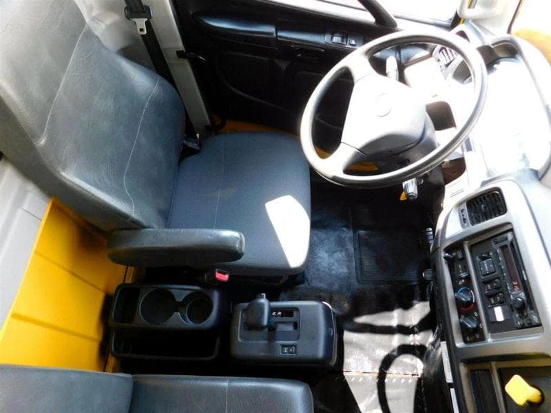 2018 Hino 338 image 28