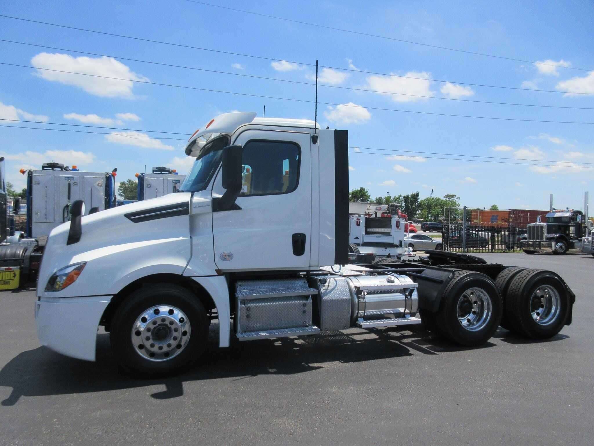 2020 Freightliner Cascadia 126 image 3