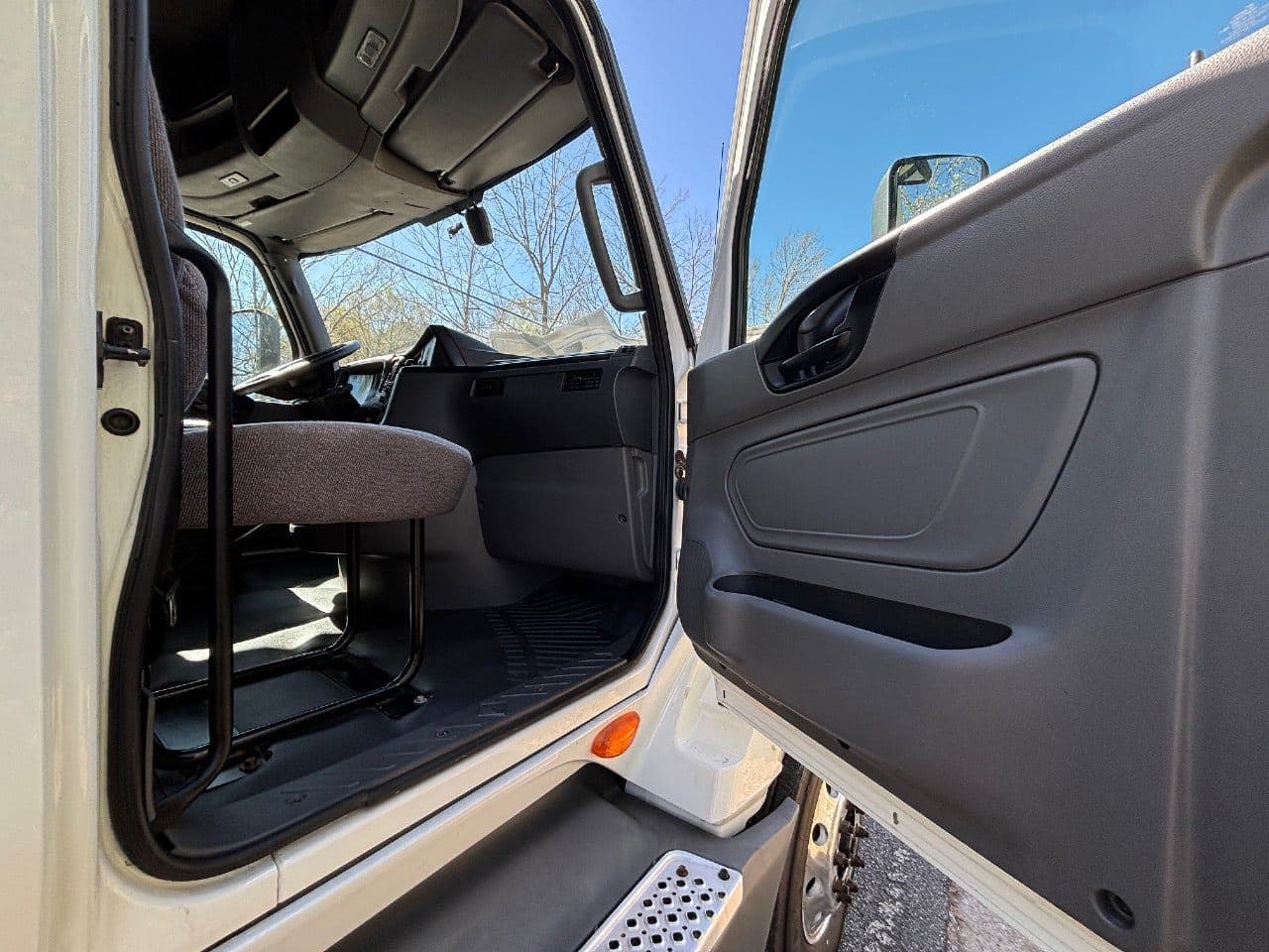 2018 International LT625 image 27