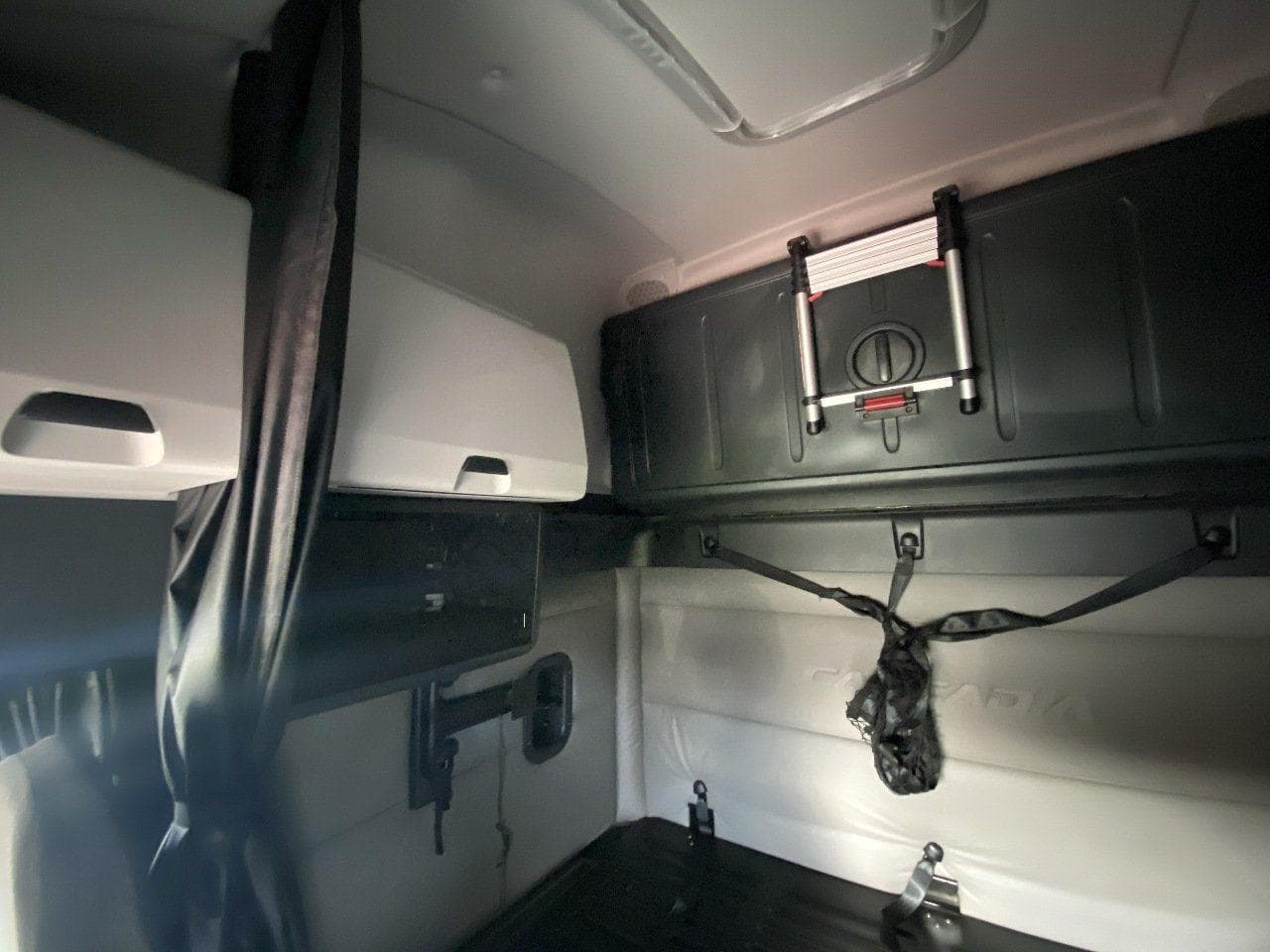 2021 FREIGHTLINER Cascadia CA126 Tandem Axle Sleeper image 15