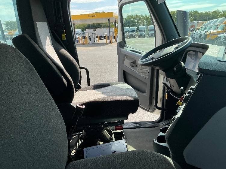 2021 Freightliner Cascadia image 4