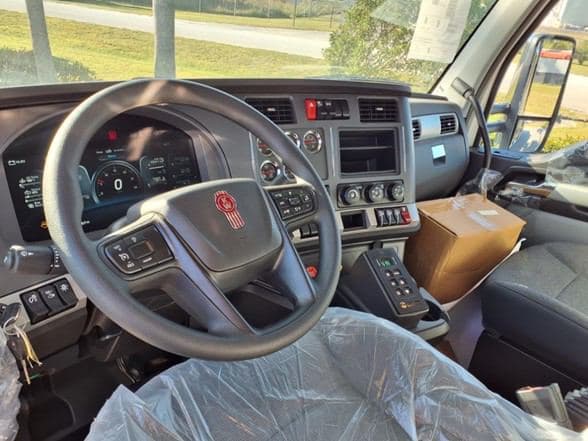 2026 Kenworth T880 image 13