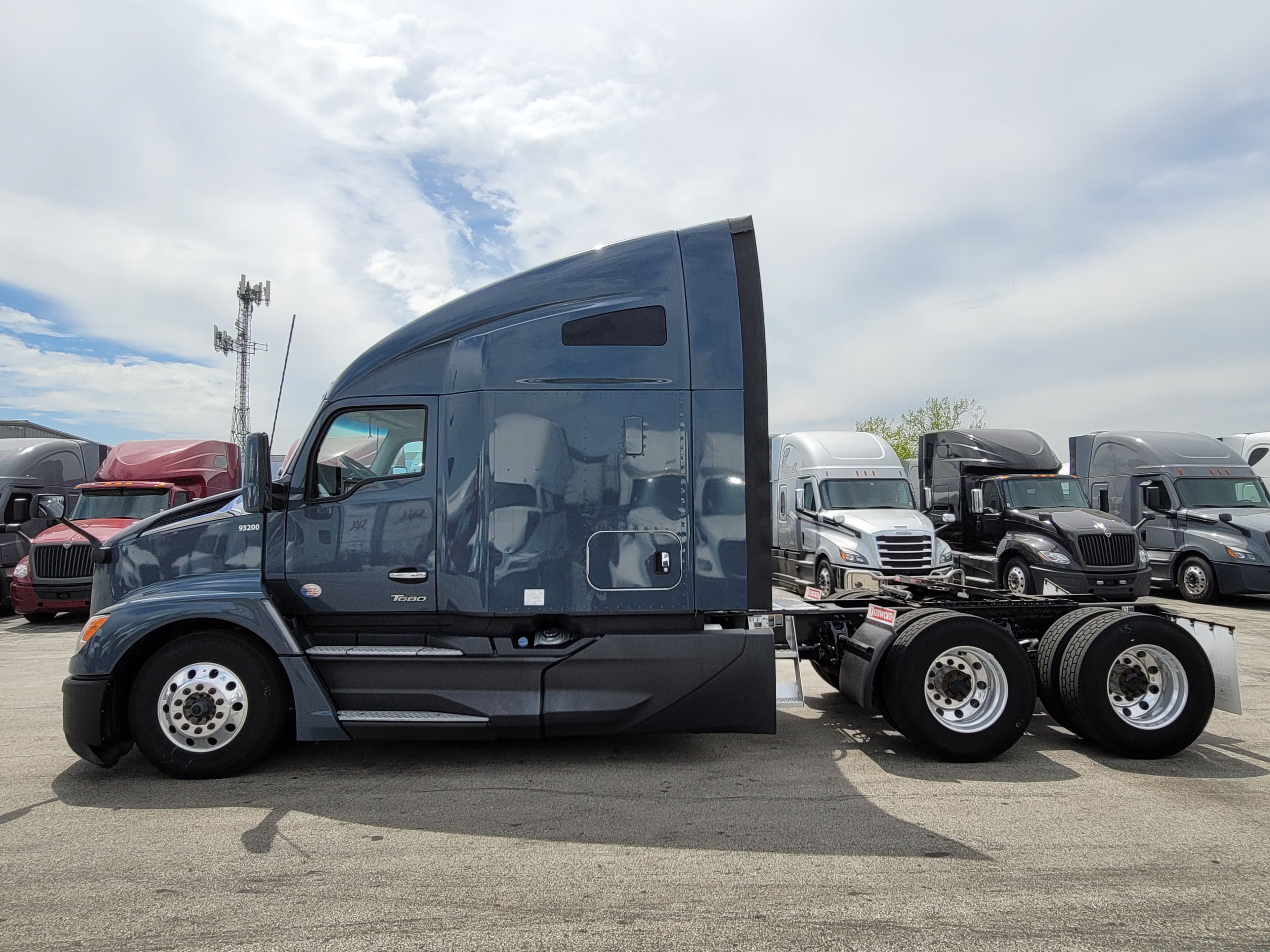 2023 Kenworth T680 image 2