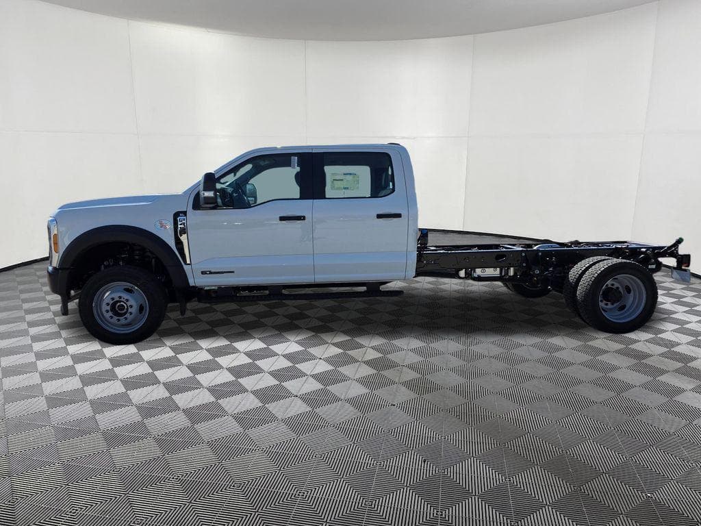 2026 Ford F-450SD XL DRW CAB CHASSIS image 4