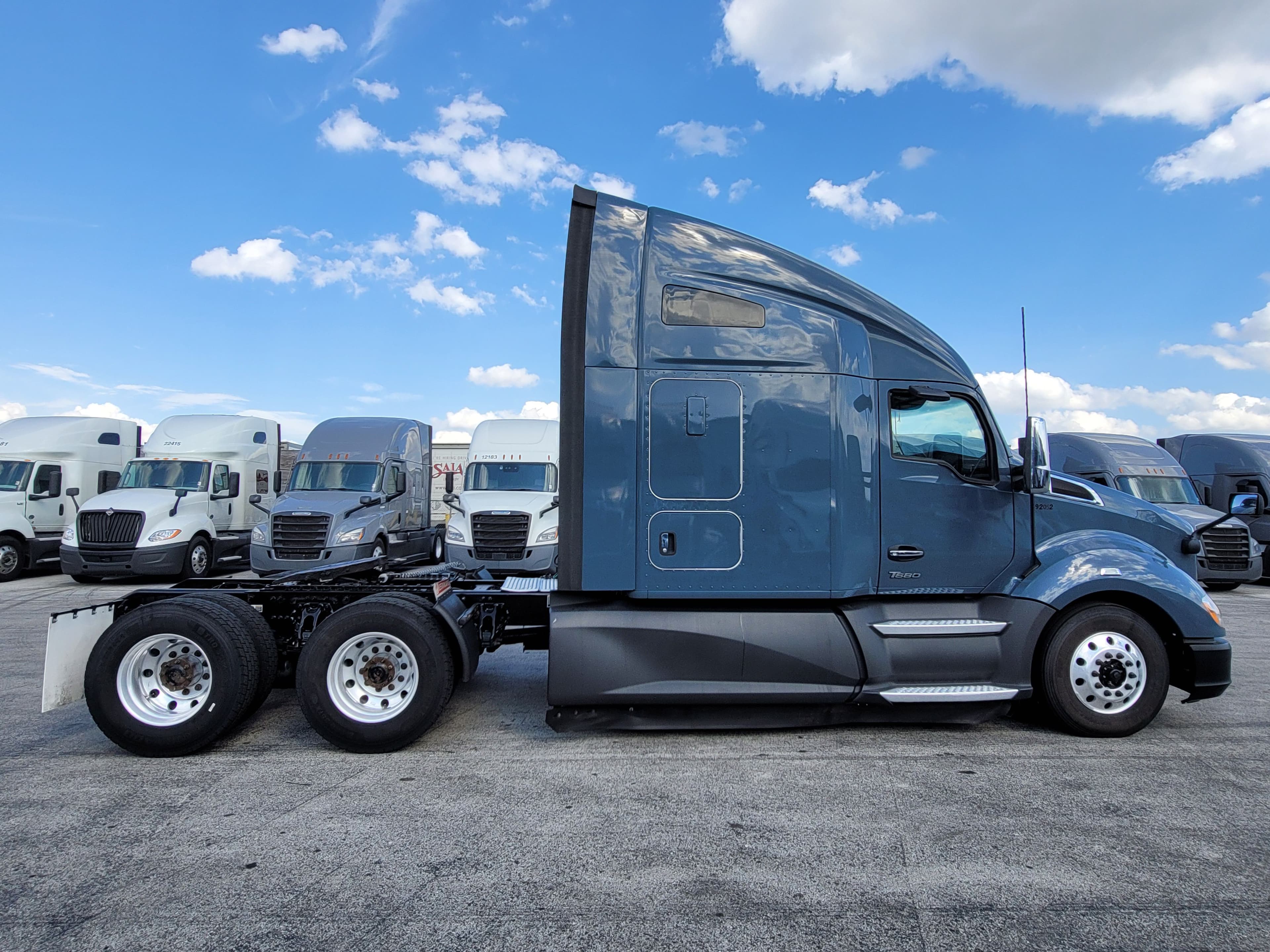 2022 Kenworth T680 image 4