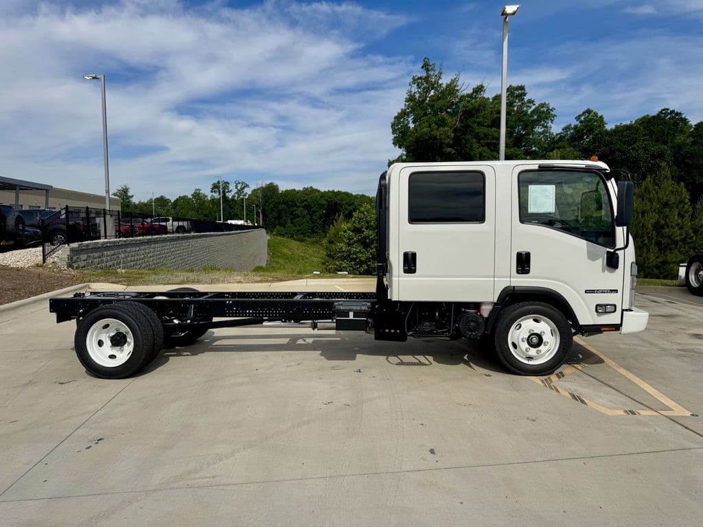 New 2027 ISUZU NPR-HD image 7