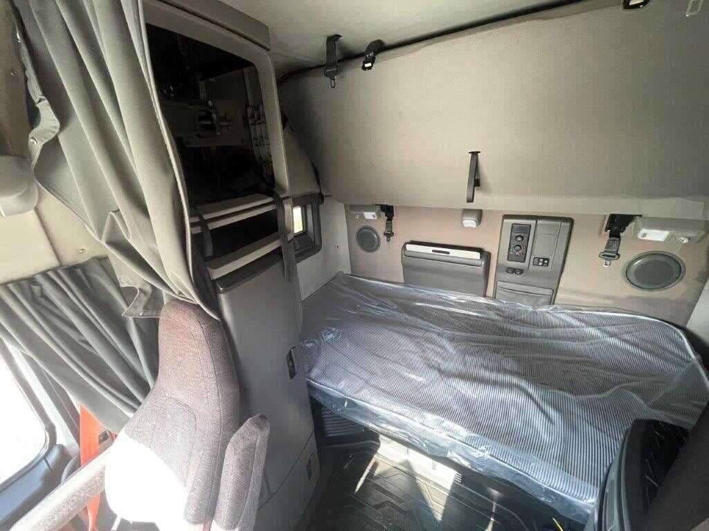 2020 Volvo VNL image 15