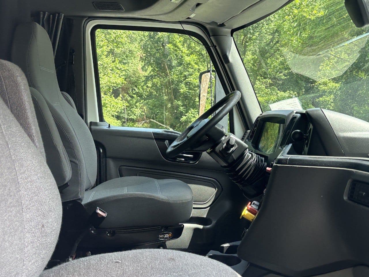 2018 International LT625 image 23