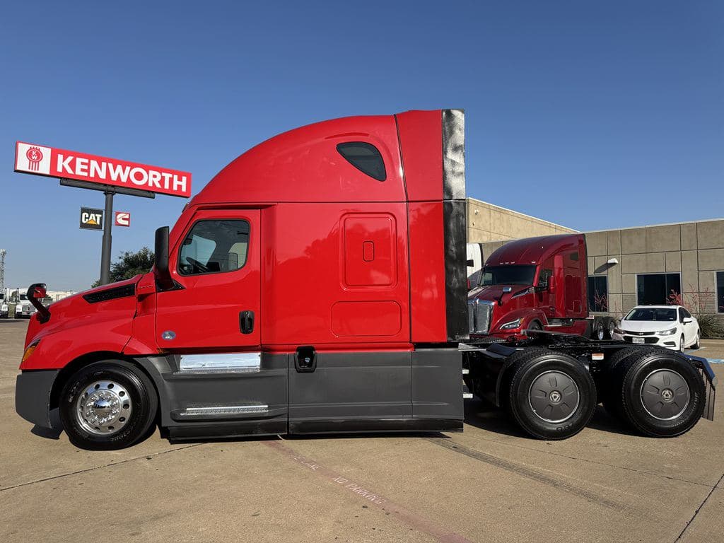 Used 2023 FREIGHTLINER PT126064ST image 9