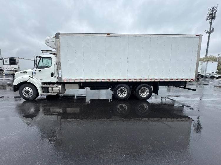 2021 Freightliner M2 image 3