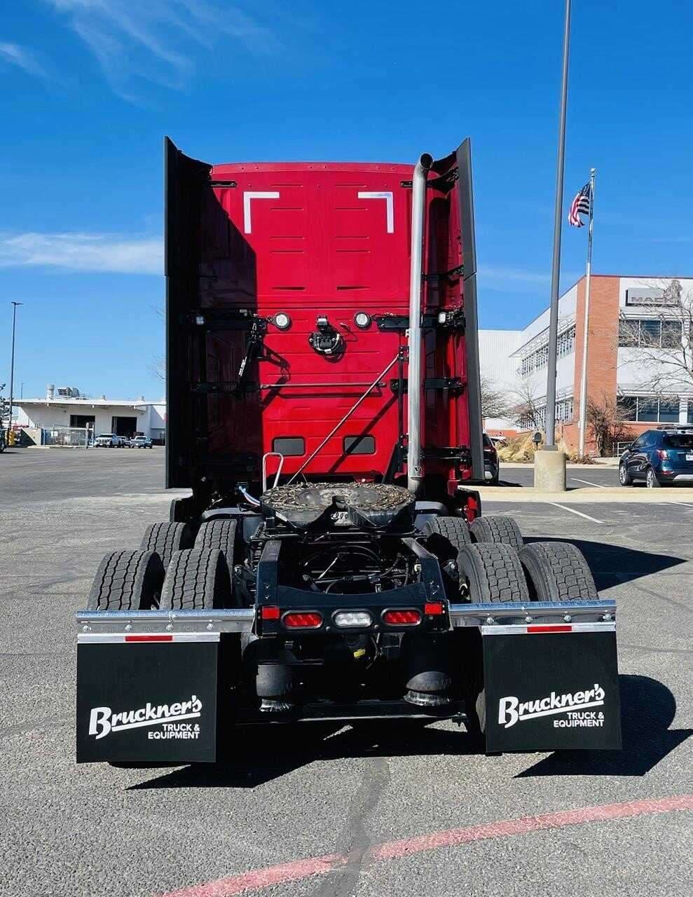 2025 Volvo VNL64 image 5