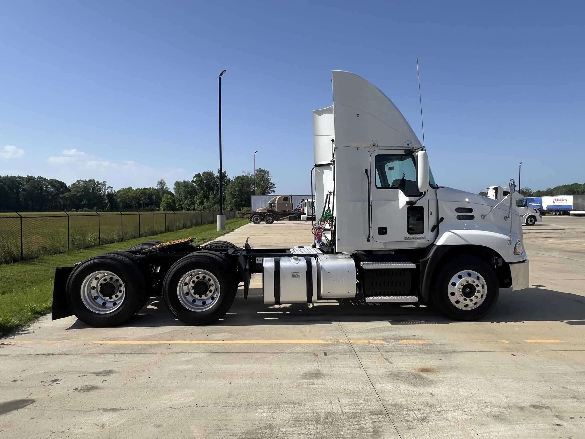 Used 2017 MACK 600 Conventional - Day Cab image 3