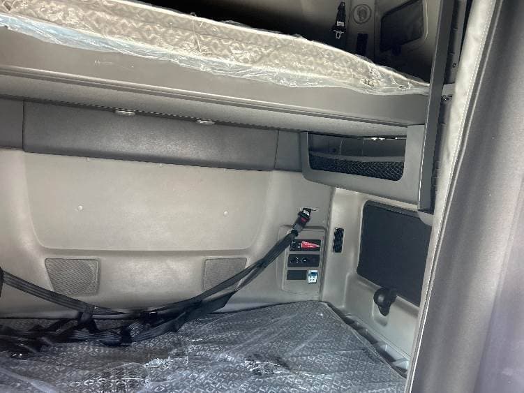 2023 International LT625 Sleeper Semi Truck - 73" Integral Sleeper, Cummins 450HP, 12 Speed Automatic image 6