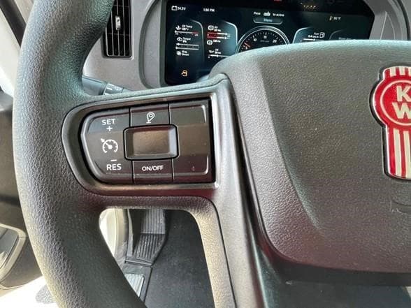 2025 Kenworth T880 image 16