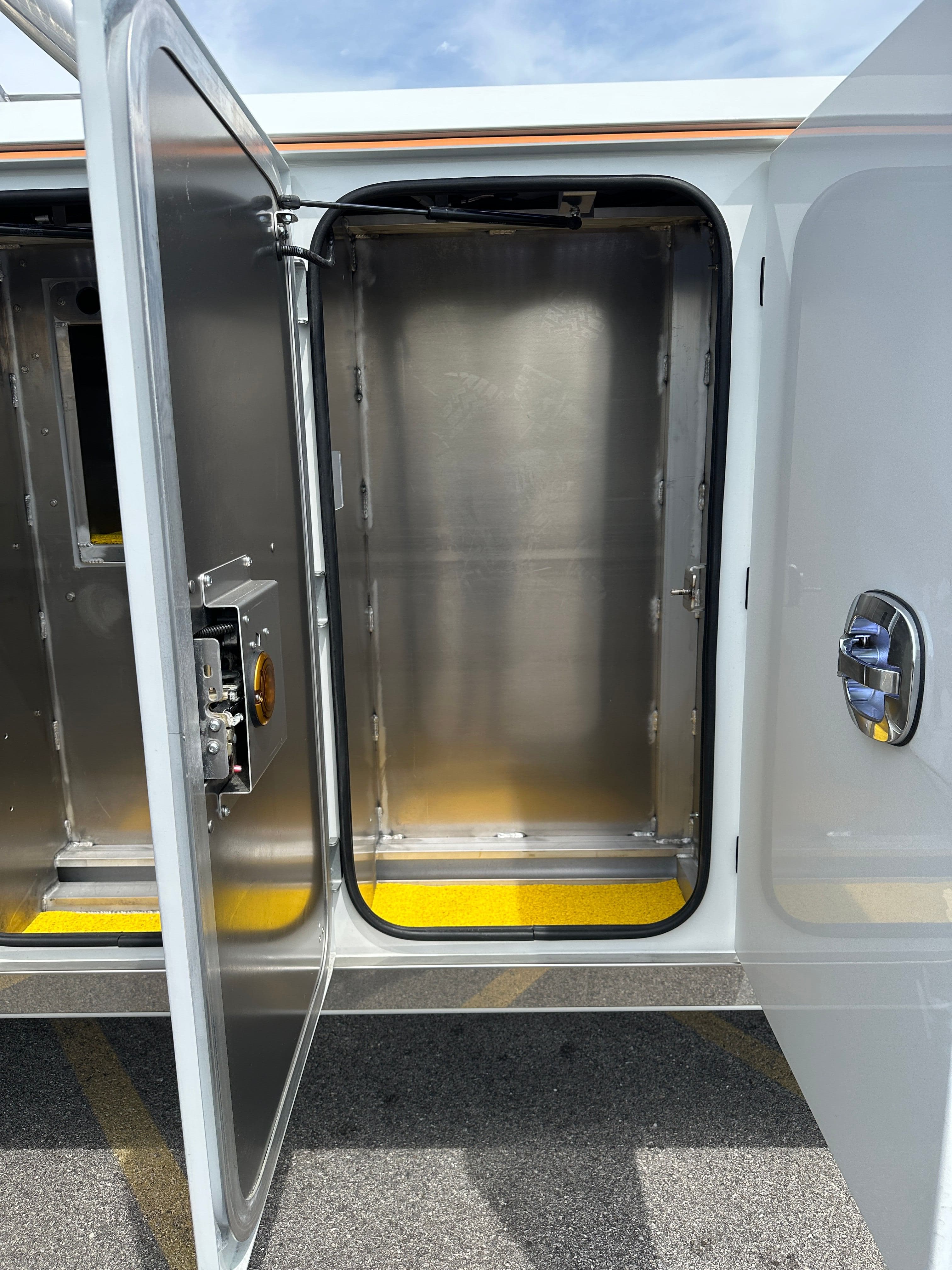 2025 Kenworth T880 with a Century 5130 image 15