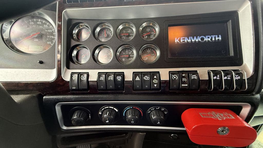 Used 2023 KENWORTH W900L image 19