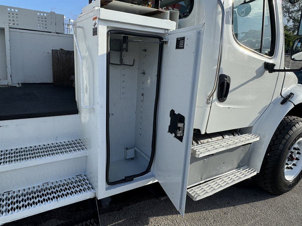 2016 Freightliner M2 106 image 25