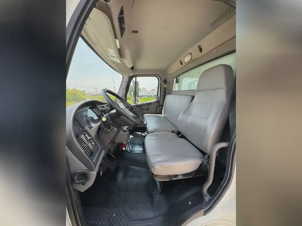 2020 Freightliner M2 image 6